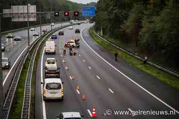 Motorrijder onderuit op snelweg, twee rijstroken afgesloten