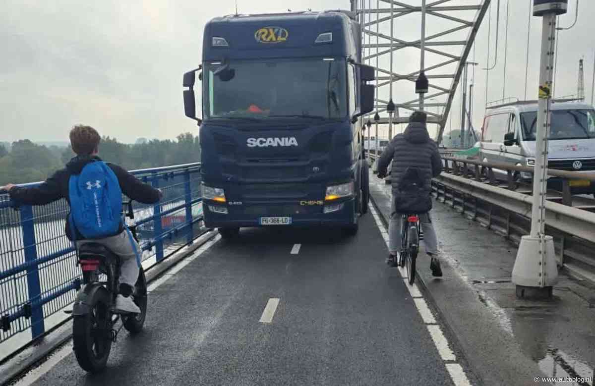 Haha: Franse vrachtwagenchauffeur denkt dat hij een fietser is