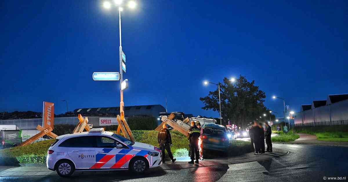 Auto ramt verkeersbord en belandt midden op rotonde in Oisterwijk