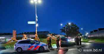 Auto ramt verkeersbord en belandt midden op rotonde in Oisterwijk