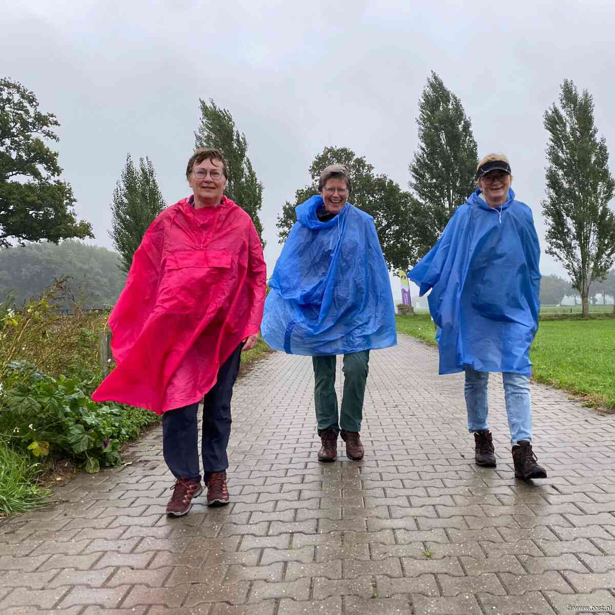 Door kippenschuur, kerk en sportschool: Wandelvierdaagse verrast op eerste dag