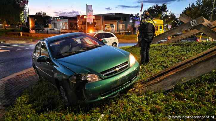 Auto raakt van de weg, ramt borden en belandt op rotonde in Oisterwijk