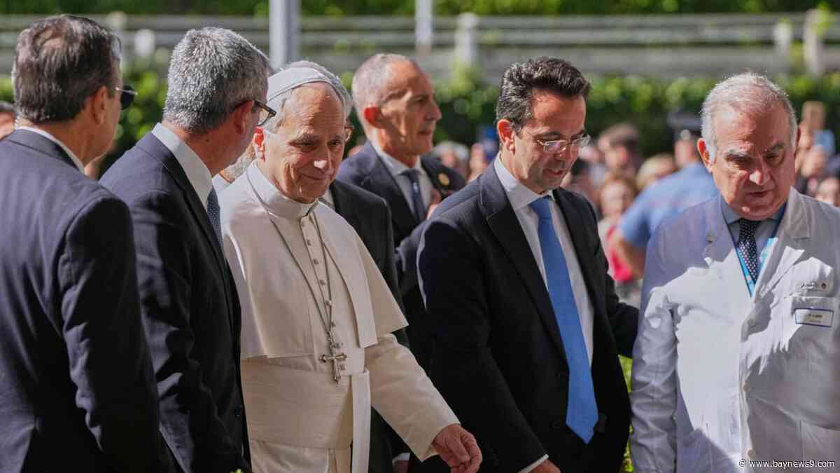 Surgery confirms pope has lung cancer; lower lobe of his right lung removed