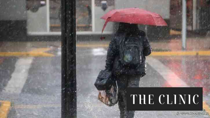 Masivos cortes de luz tras tormenta eléctrica en Santiago: reportan más de 38 mil clientes sin suministro eléctrico