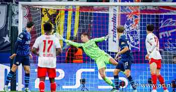 PSV denkt even langszij te komen, maar Obispo kopt vanuit buitenspelpositie raak