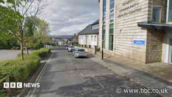 Driver dies after car hits lamp post