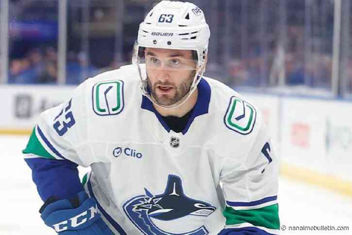 Palmieri scores 2 as Islanders edge struggling Vancouver Canucks 3-2