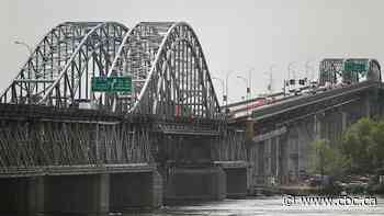 Left lane on Mercier Bridge heading towards Montreal closed indefinitely