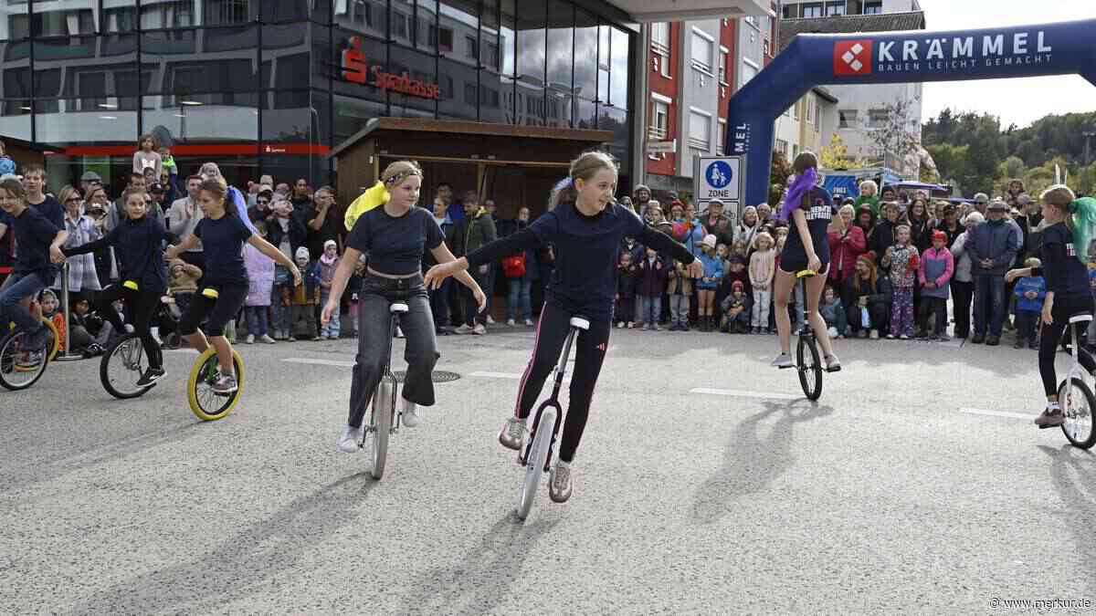 Bürgermeister trägt Menschenpyramide: Straßenkunstfestival begeistert Geretsried