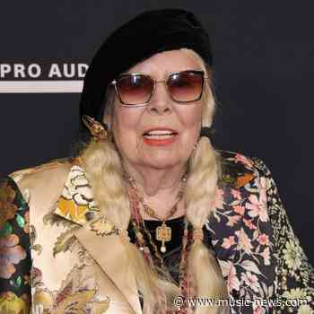 Joni Mitchell becomes US citizen