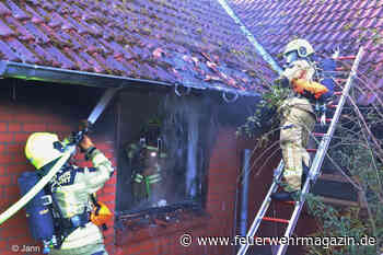 Wohnungsbrand: Feuerwehr bekämpft Flammen über zwei Zugangswege