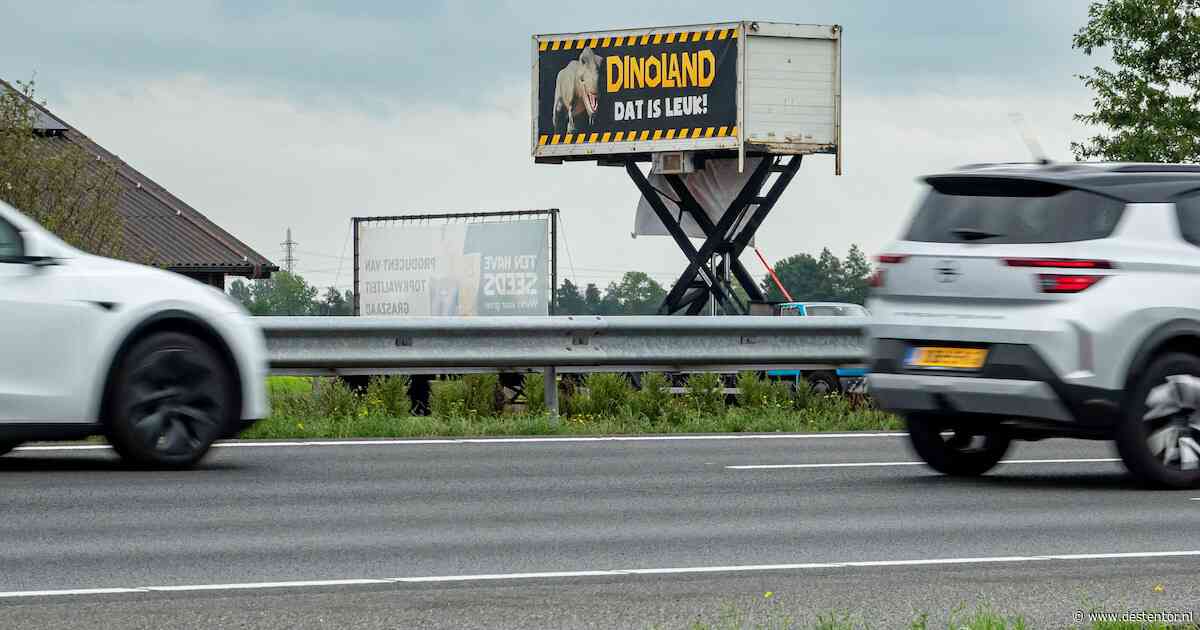Reclameborden langs A28 staan er illegaal, maar Zwolle doet er niets aan