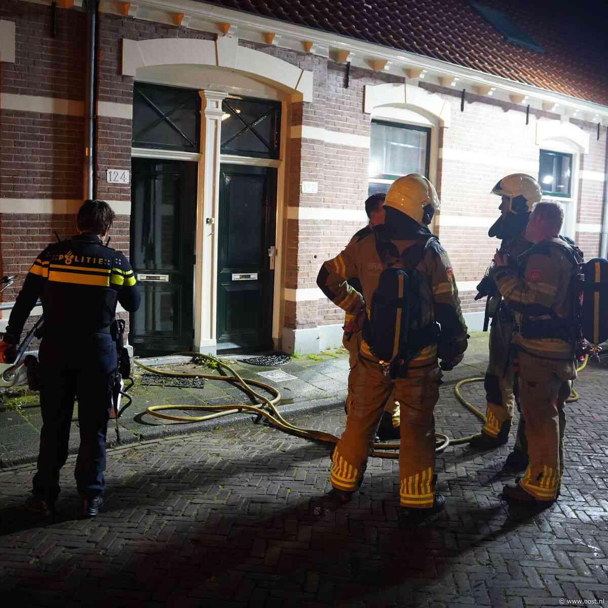 Brand bij woning in Zwolle na gooien brandbaar materiaal door brievenbus