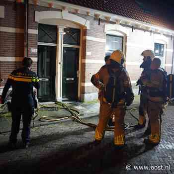 Brand bij woning in Zwolle na gooien brandbaar materiaal door brievenbus
