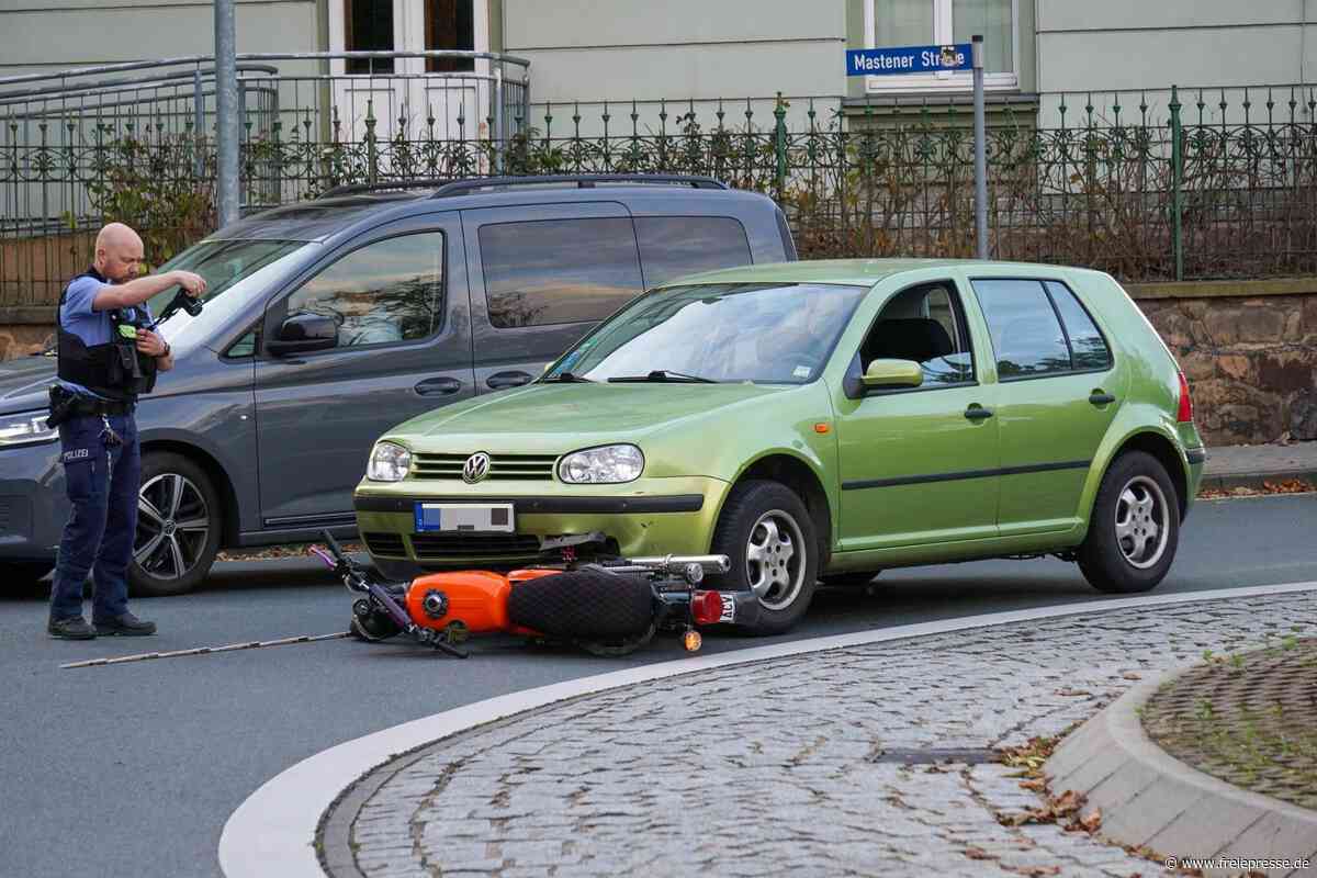 Moped unter Auto eingeklemmt: Unfall in Döbeln