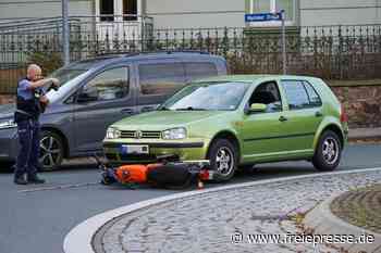 Moped unter Auto eingeklemmt: Unfall in Döbeln