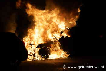 Hybride Audi volledig uitgebrand, tweede auto beschadigd