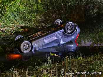 Auto rijdt van dijk en belandt op z’n kop in water