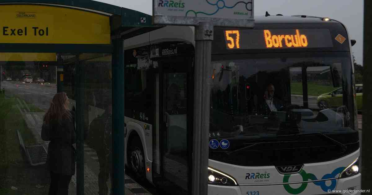 Bewoners van azc vallen meisjes in bus 57 lastig: medewerkers van het COA reizen mee voor observatie