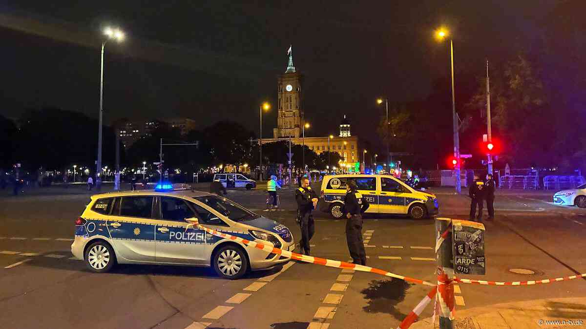 Einsatz nahe Alexanderplatz: Verfolgungsjagd in Berlin-Mitte - Polizist schießt Autofahrer an
