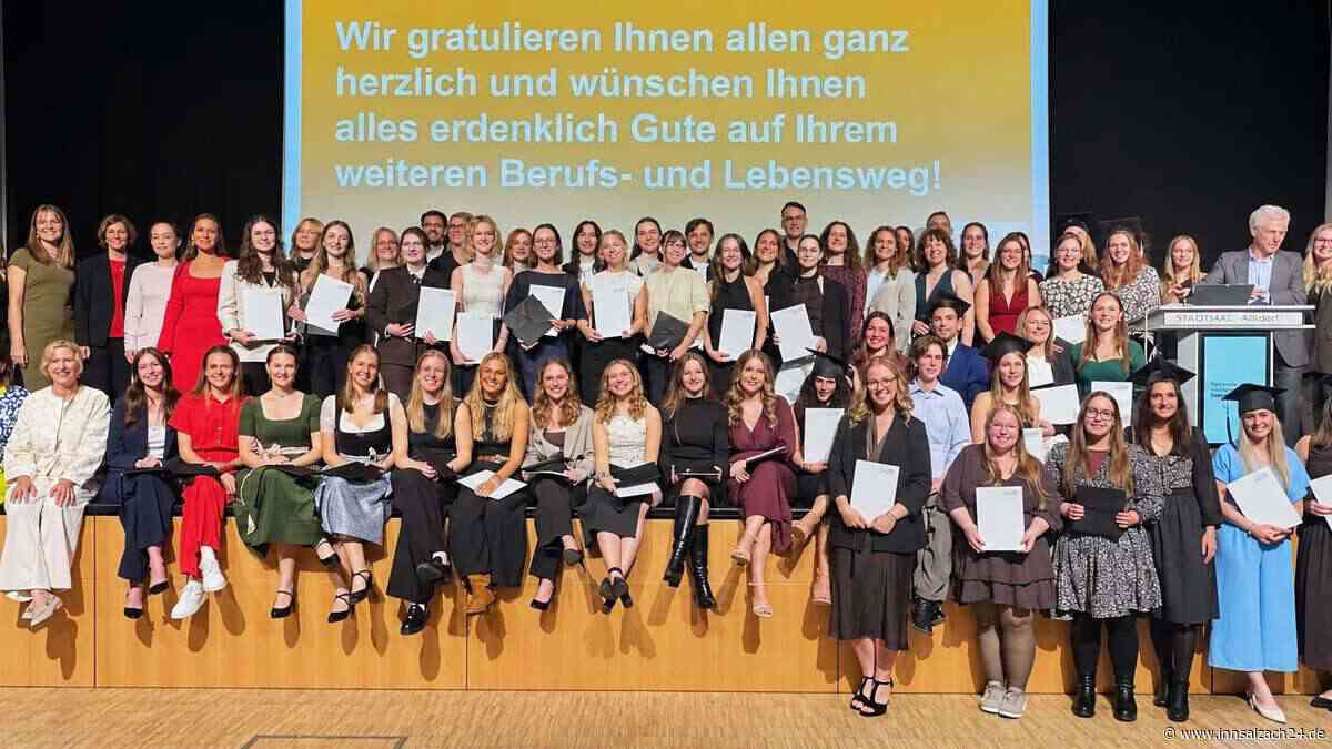 „Wo der Mensch noch zählt“: Campus Mühldorf verabschiedet Fachkräfte für soziale Arbeit
