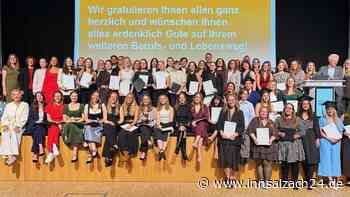 „Wo der Mensch noch zählt“: Campus Mühldorf verabschiedet Fachkräfte für soziale Arbeit