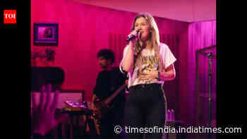 CCTV footage of Kelly Clarkson at store fuels debate - WATCH