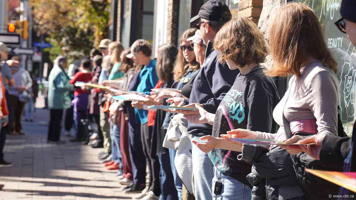 'Book brigade' helps relocate Ottawa bookstore | The Moment