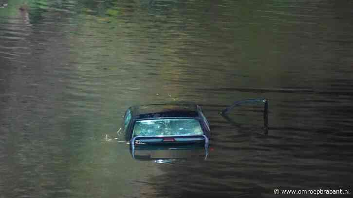 Man en vrouw redden zich snel uit auto nadat deze in het water belandt