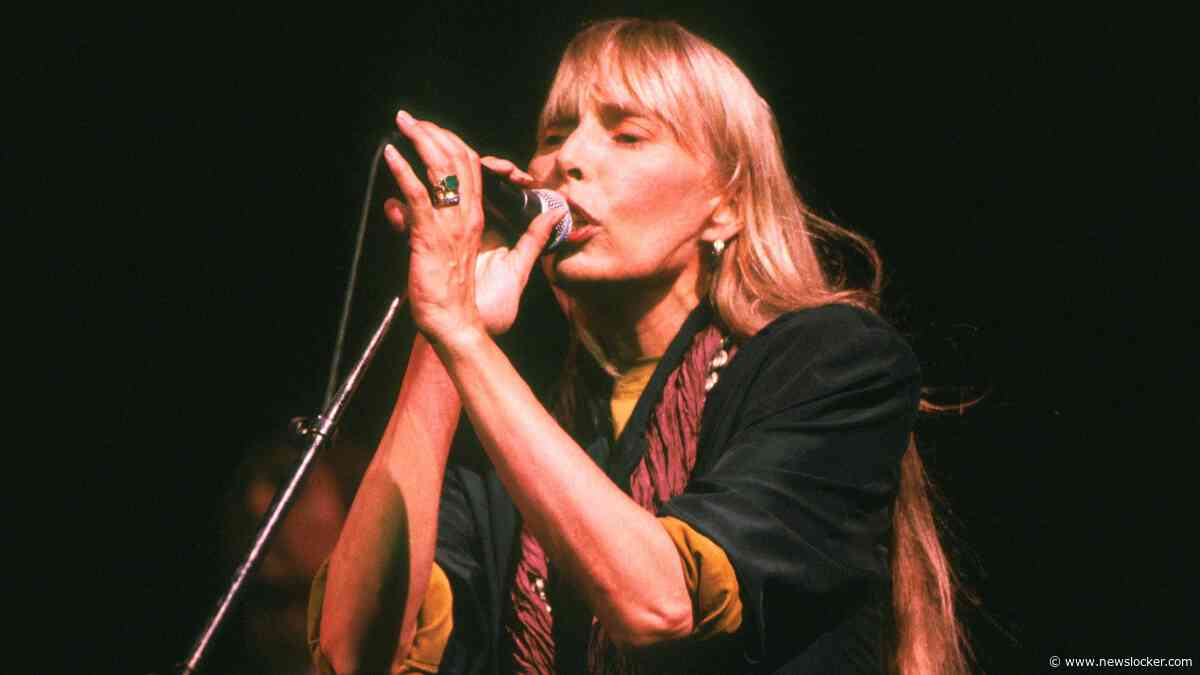 Joni Mitchell krijgt na zes decennia eindelijk Amerikaanse nationaliteit: ’Deze reis heeft 62 jaar geduurd’