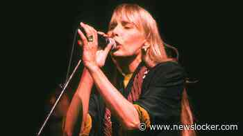Joni Mitchell krijgt na zes decennia eindelijk Amerikaanse nationaliteit: ’Deze reis heeft 62 jaar geduurd’