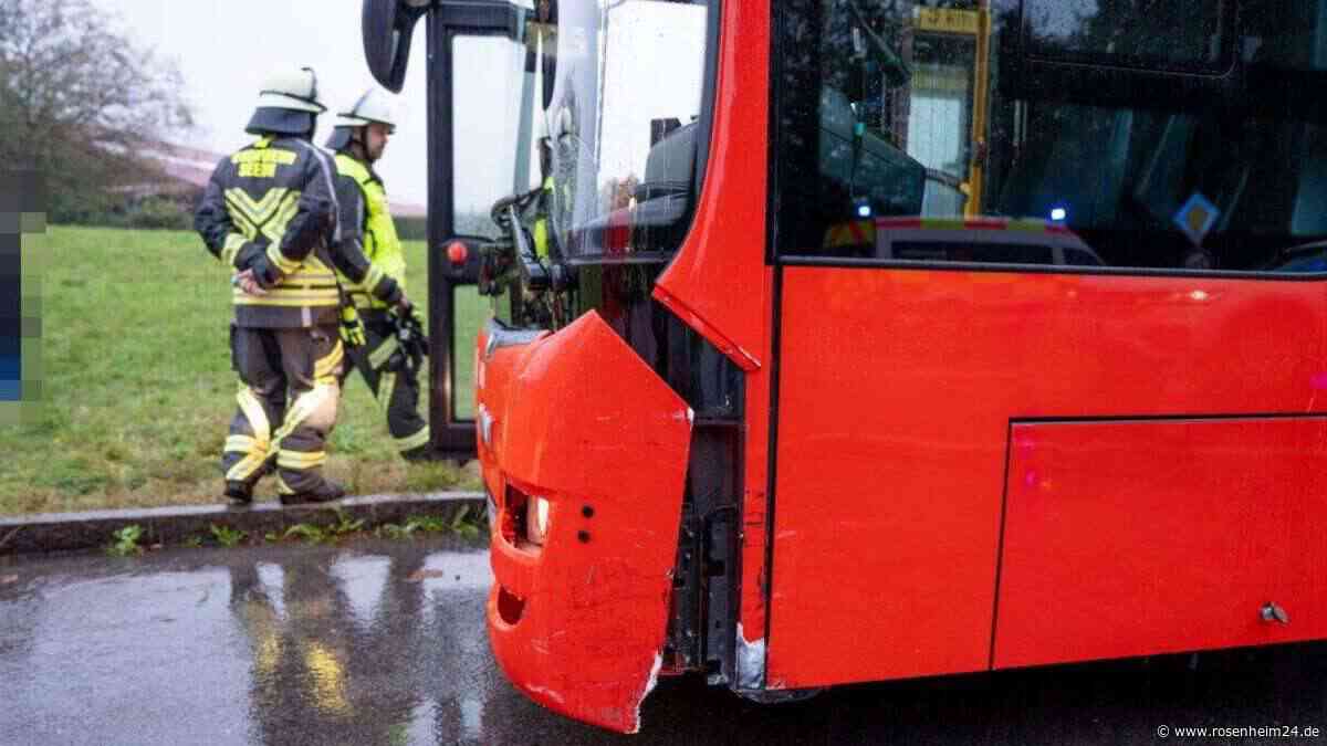 Unfall auf der Staatsstraße 2094: Auto und Schulbus bei Seeon zusammengestoßen