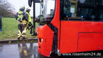 Unfall auf der Staatsstraße 2094: Auto und Schulbus bei Seeon zusammengestoßen