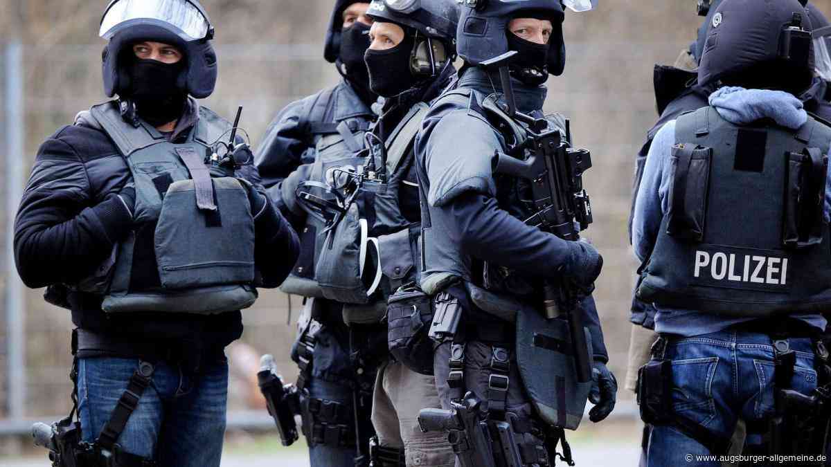 Mann „erheblich“ verletzt und Tausende Euro erpresst: Spezialkräfte der Polizei nehmen 49-Jährigen fest