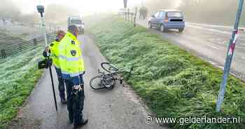 Fietser gewond bij aanrijding met auto op dijk bij Arnhem, ook traumahelikopter opgeroepen