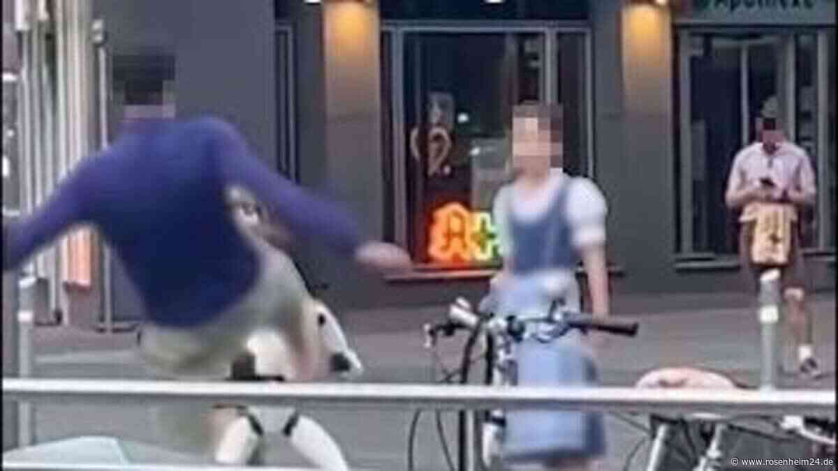 Kuriose Schlägerei in München: Mann (27) tritt Roboter um – und bereut es sofort
