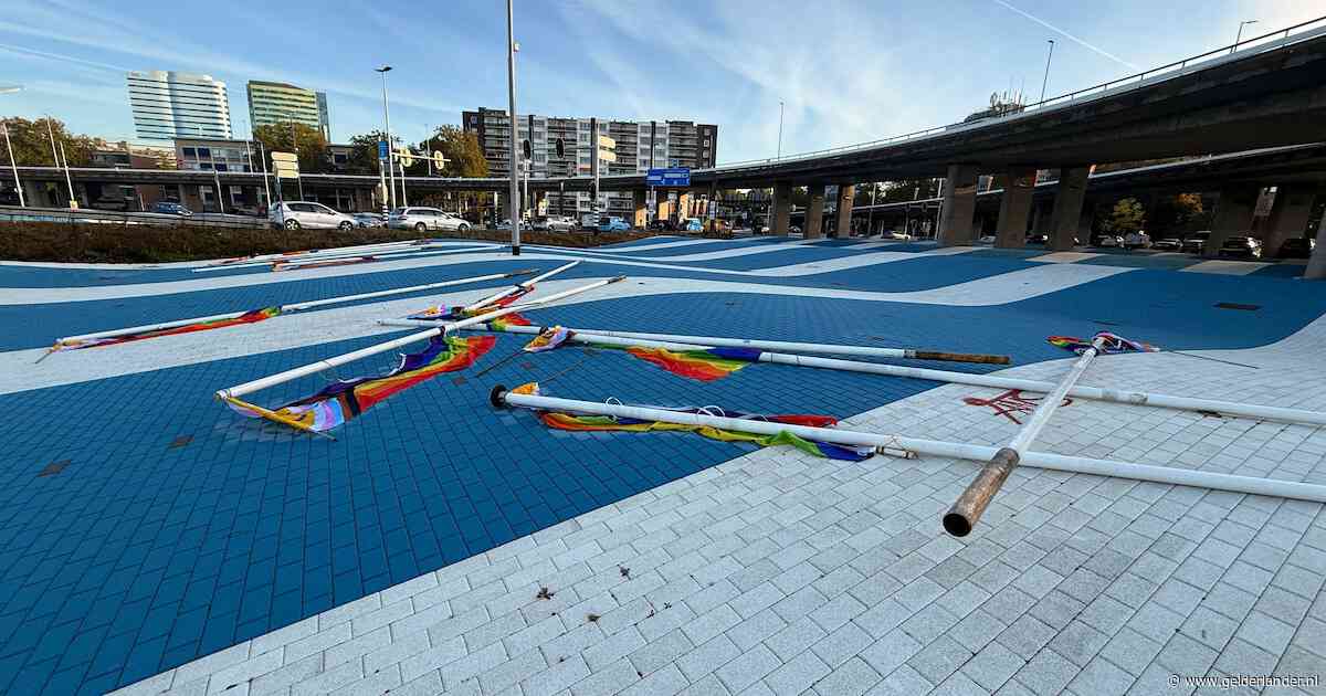 Regenboogvlaggen met mast en al uit de grond getrokken in Arnhem
