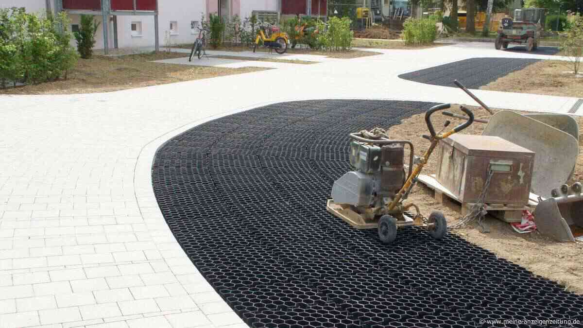 Vergiss Beton weil dieser Gartenweg sich wie Bausteine zusammensetzt