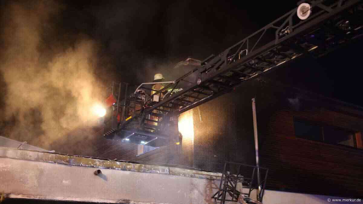 Feuerwehr-Großeinsatz in Bayern: Carport-Brand greift auf Wohnhaus über