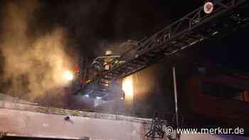 Feuerwehr-Großeinsatz in Bayern: Carport-Brand greift auf Wohnhaus über