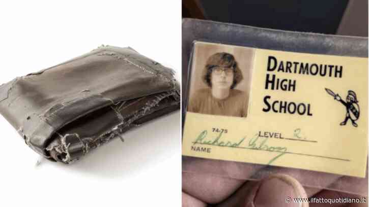 Durante i lavori in casa scoprono un portafoglio rimasto nascosto per 51 anni sotto le assi del pavimento: la foto di un vecchio tesserino scolastico su Facebook svela a chi appartiene