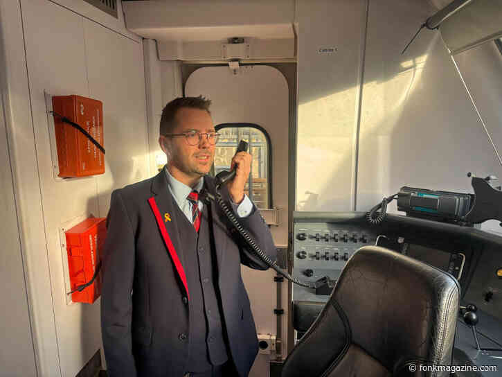 Conducteurs vragen reizigers naar elkaar om te kijken in speciale omroep