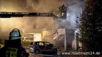 Feuerwehr-Großeinsatz in Bayern: Carport-Brand greift auf Wohnhaus über