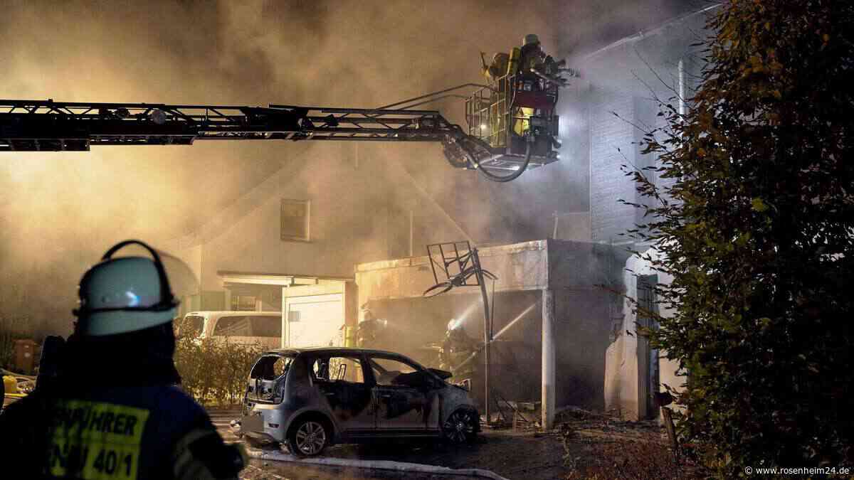 Feuerwehr-Großeinsatz in Bayern: Carport-Brand greift auf Wohnhaus über