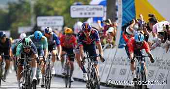 Vorig jaar nog amateur, nu eerste profzege in WorldTour: Frits Biesterbos klopt topsprinters Paul Magnier en Olav Kooij