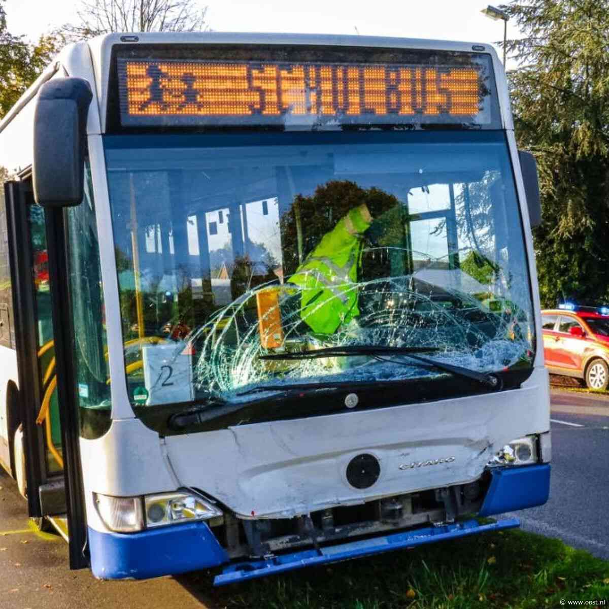 Ernstig ongeval met schoolbus bij Gronau, Nederlandse hulpdiensten helpen Duitse collega's