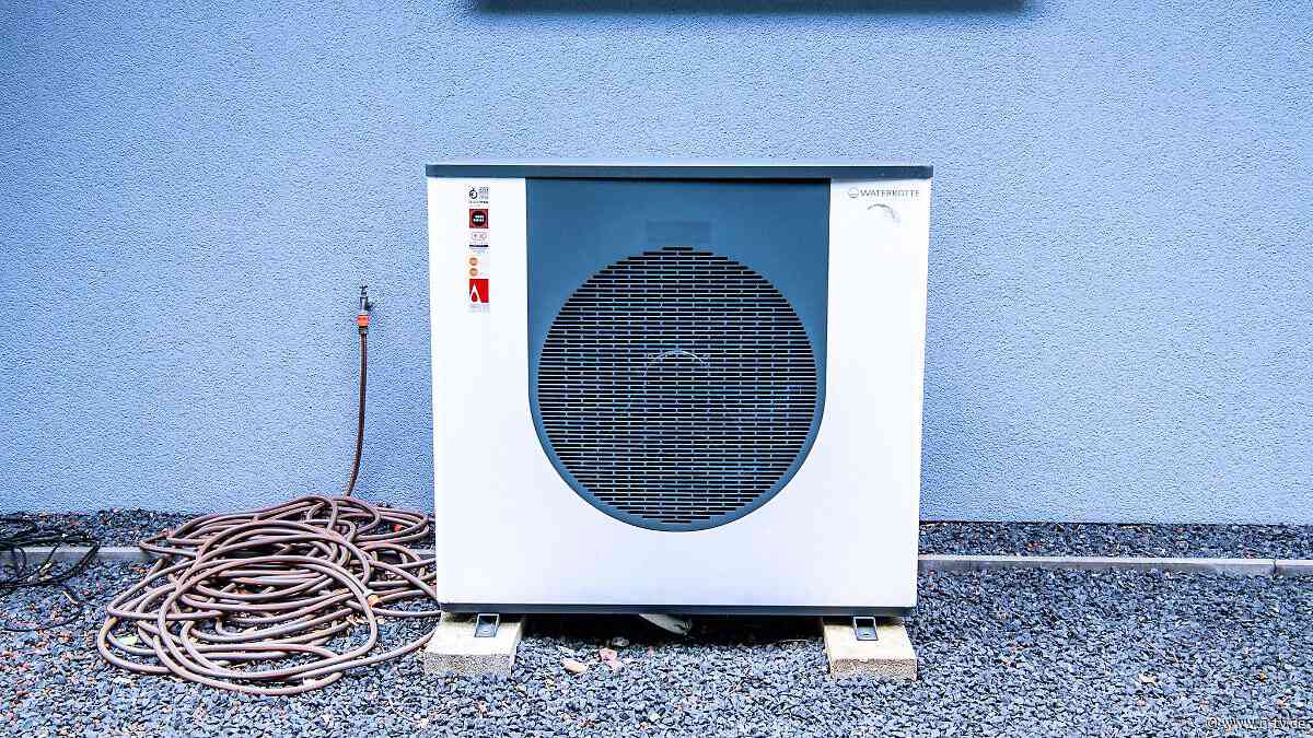 Mit Schwamm und Co.: Warum die Wärmepumpe jetzt einen Herbstputz braucht