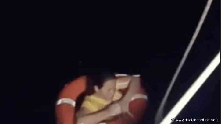 “Si è lanciata giù dalla nave perché voleva sbarcare”: passeggera cade dalla nave da crociera e sopravvive per oltre 20 ore in mare aperto: l’incredibile salvataggio grazie alla luce del salvagente