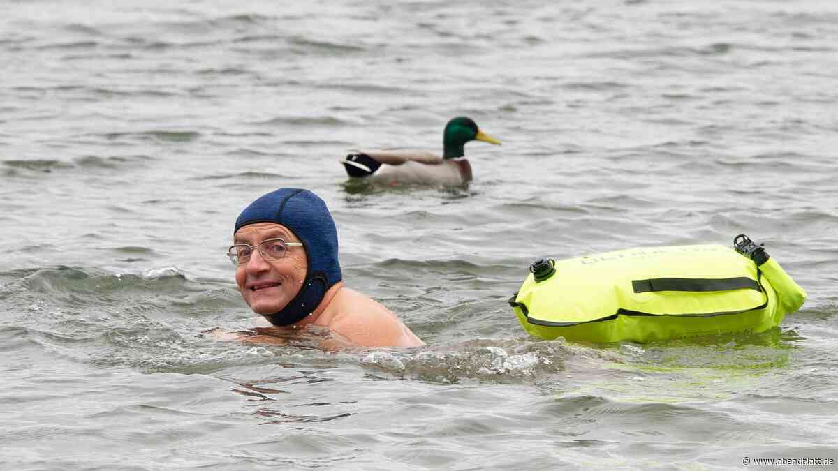 Er hat es wieder getan: Wigald Boning geht im Bergedorfer Serrahn baden