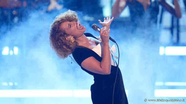 “Siamo stati presi d’assalto dai bagarini, mai vista un’azione su questa scala”: 1,8 milioni di finte richieste per il concerto di Raye, lo staff costretto a selezionare gli acquirenti a mano